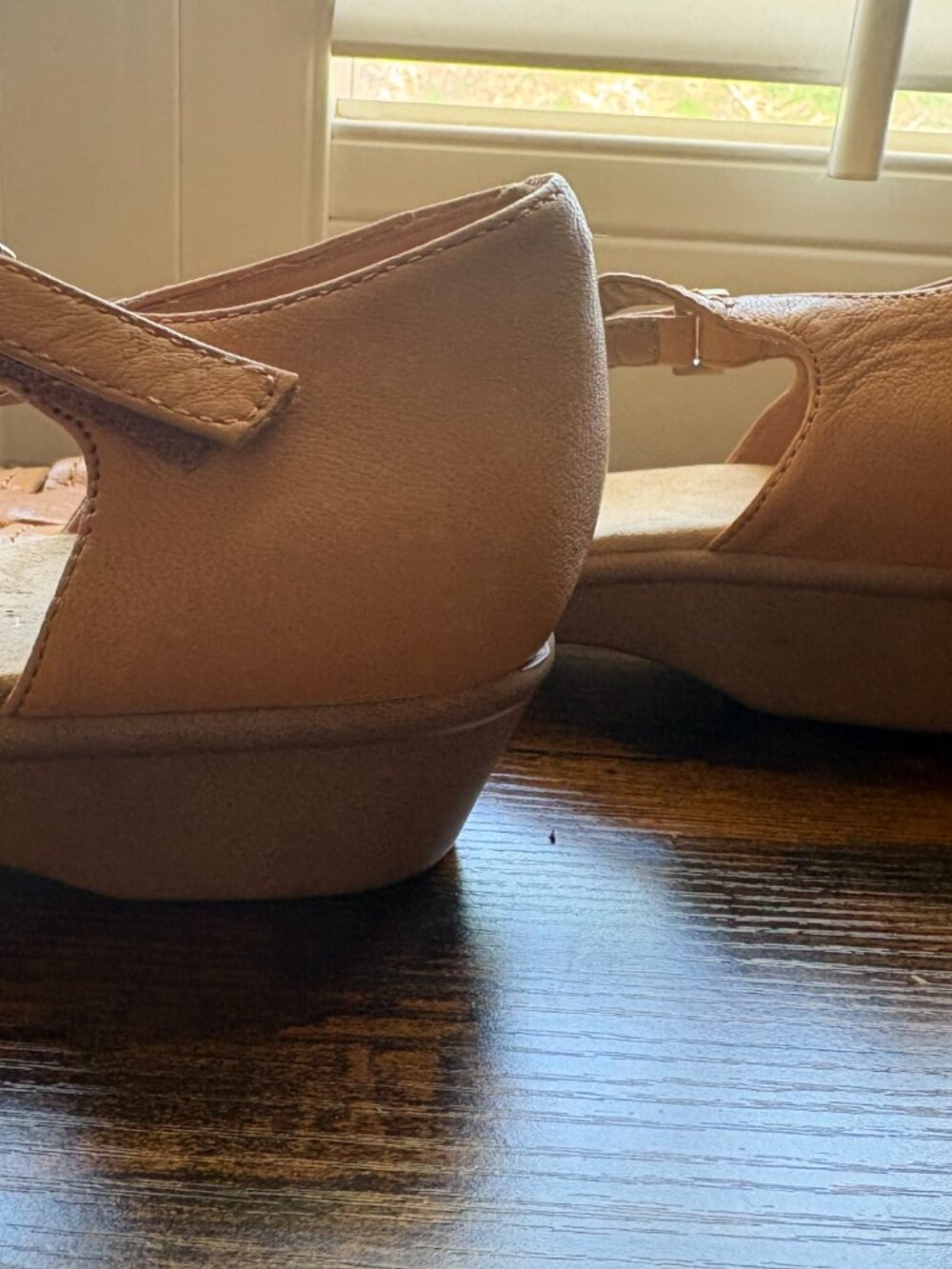 Easy Spirit Tan T-Strap Cap-Toe Sandals (Size 10) - Picture 3 of 6